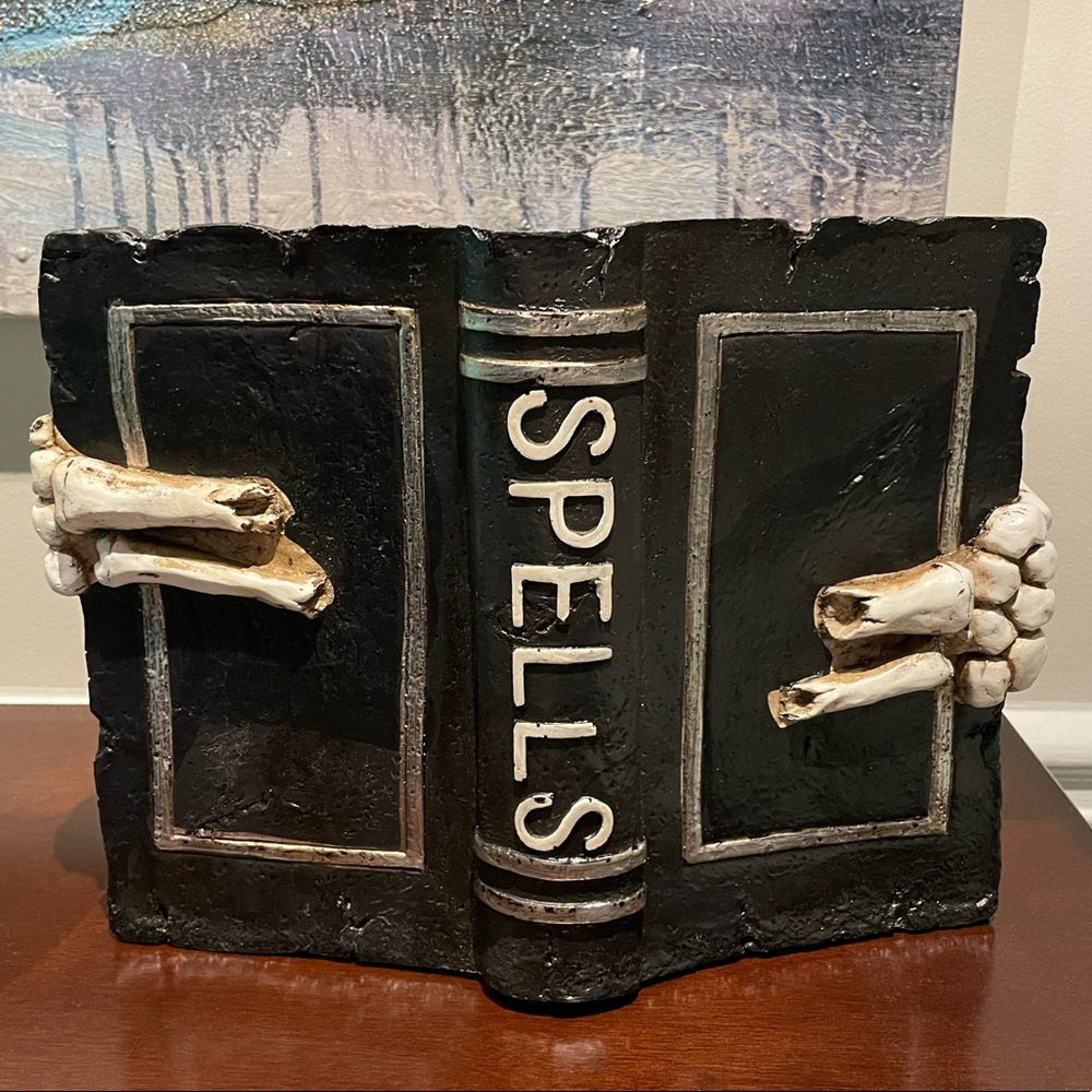 Skeleton hand Halloween spell book - Picture 4 of 6